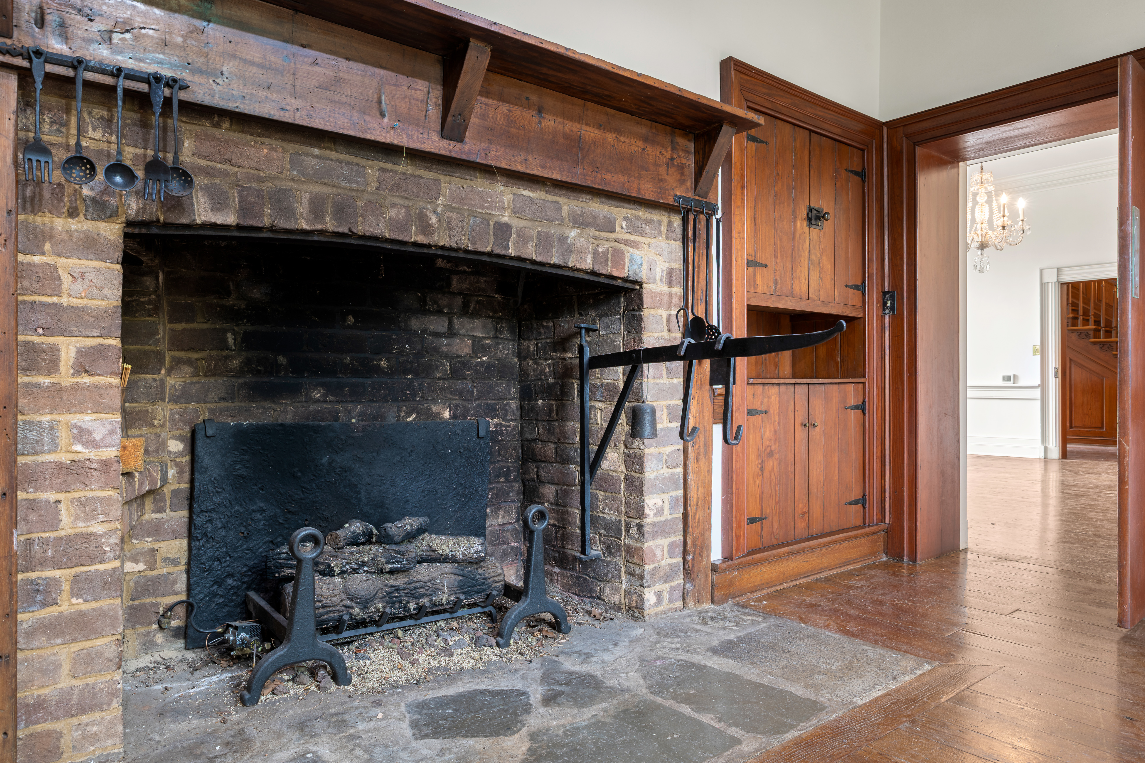 The keeping room, alternative view of the hearth