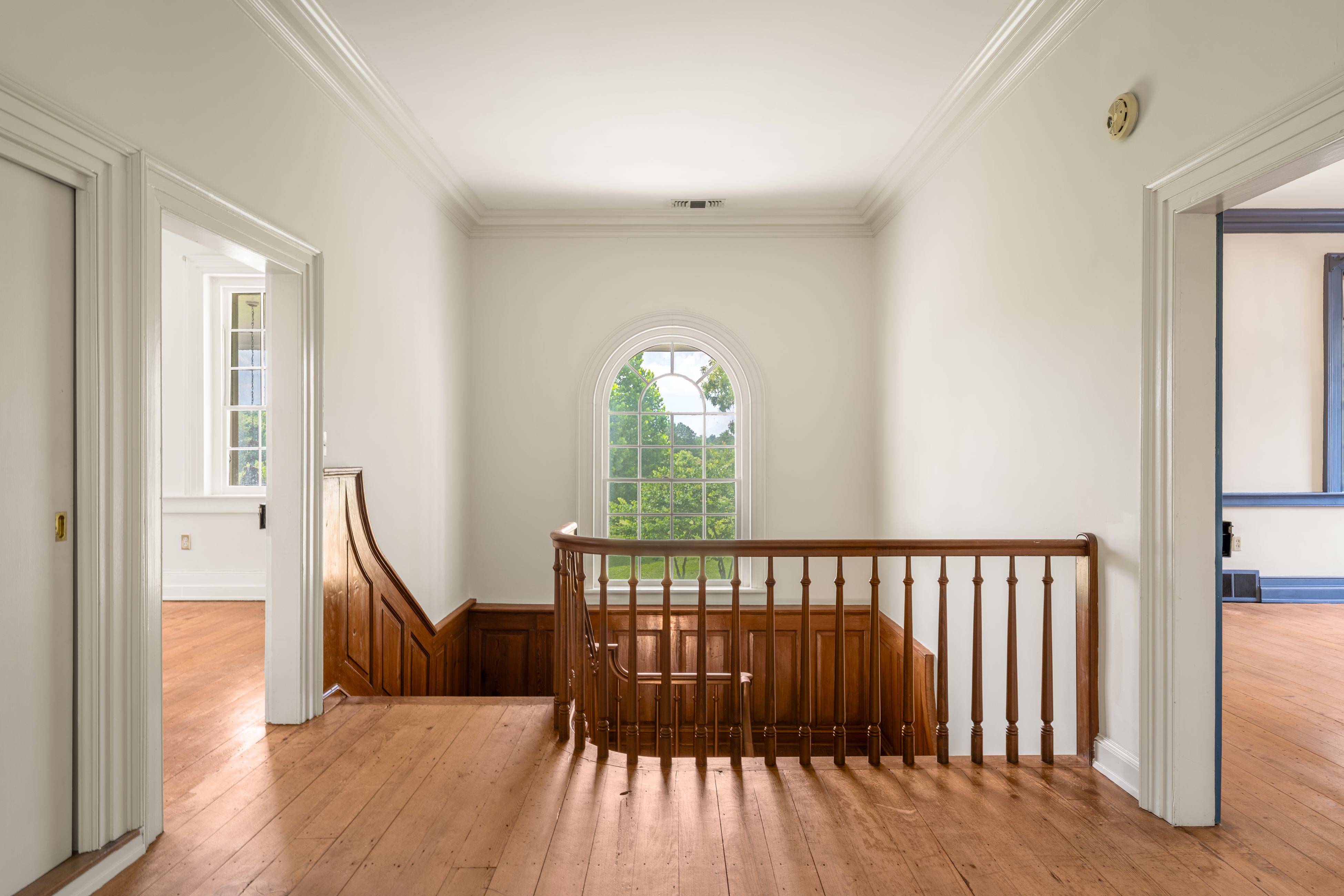 The upper hall centered on the Palladian arched window