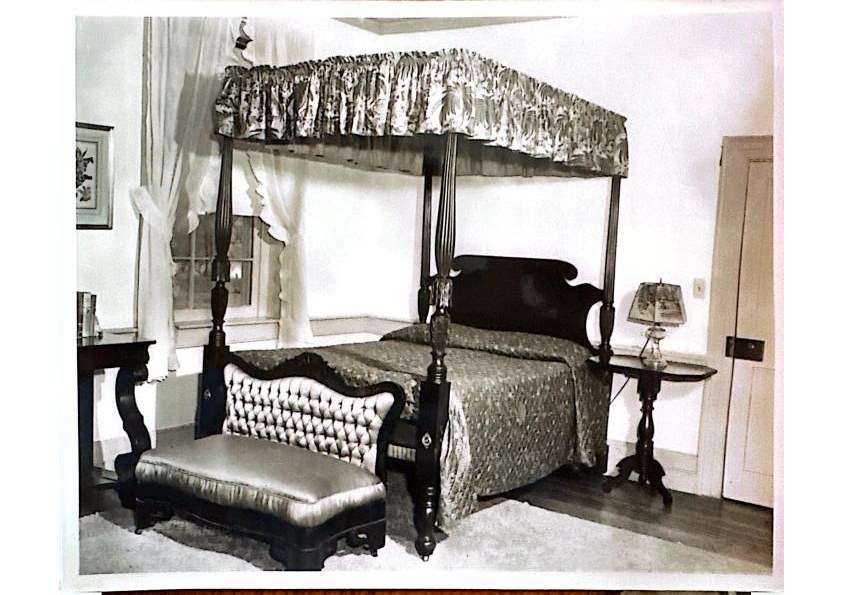 The four-poster bed and tufted bench