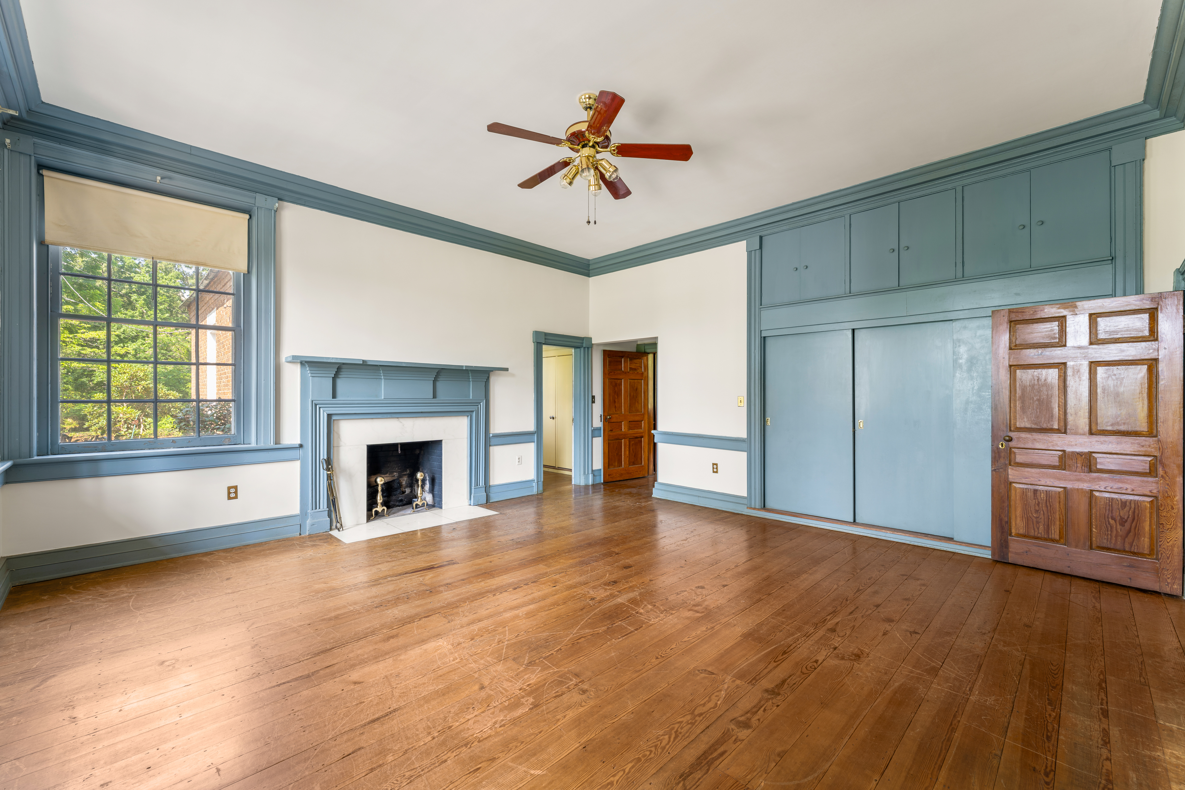 The blue chamber, view toward the door and hearth